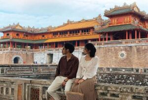 Khách du lịch chụp ảnh tại chùa Huế